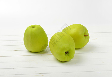 三个绿苹果水果食物木头绿色图片