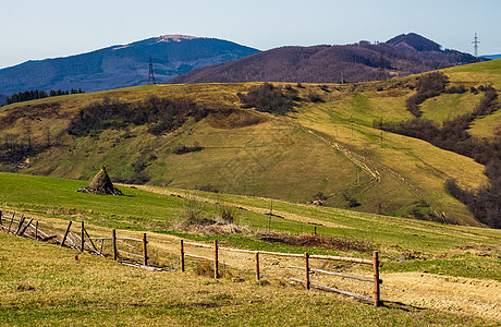 春季在滚动山丘上的农村地区图片