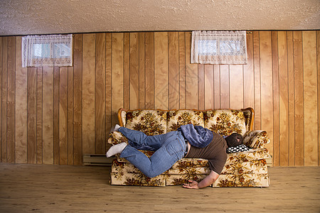 男人睡在沙发上房间成人衬衫休息男性白色褐色长椅衣服梦幻图片