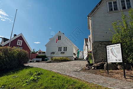 挪威斯塔万格的典型住房花园长椅蓝色天空旅行建筑学水平木头白色旅游图片