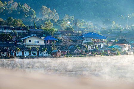 湖黎明太阳公园山脉湖景阳光假期旅行森林反射旅游图片