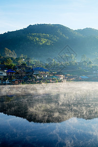 湖黎明阳光场景反射目的地山脉旅行假期旅游湖景地方图片