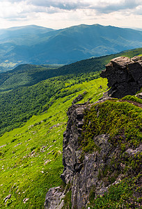 草原上的悬崖岩壁环境风景滑坡丘陵边缘山脊海拔地面岩石顶峰图片
