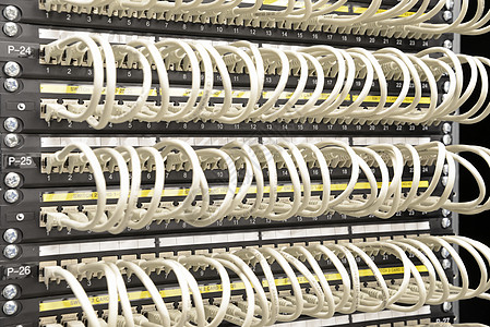 连接到开关的网络电缆电讯速度计算机人造物水平系统技术插座路由器摄影图片