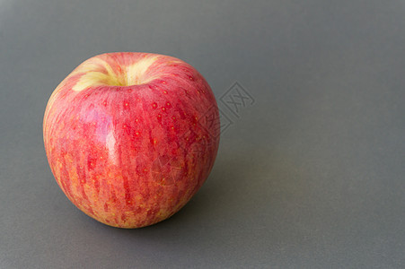 灰色背景的新鲜红苹果 水果健康保健概念图片