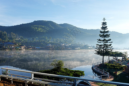 潘Rak Thai的日出山脉风景太阳假期旅游房子阳光蓝色旅行湖景图片