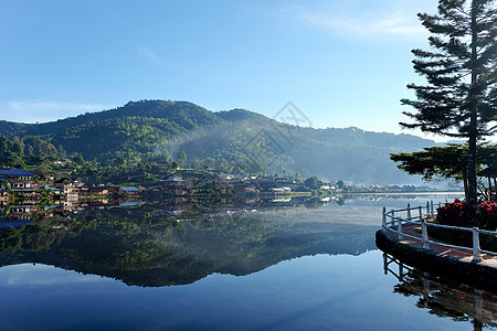 潘Rak Thai的日出目的地太阳蓝色湖景反射假期场景天空风景公园图片