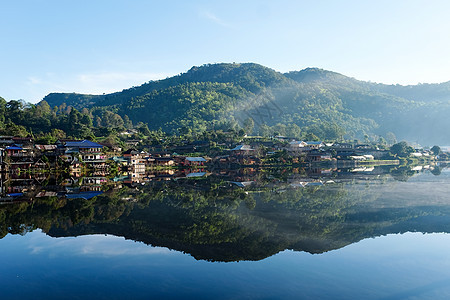 潘Rak Thai的日出旅行蓝色天空假期反射旅游湖景风景阳光太阳图片