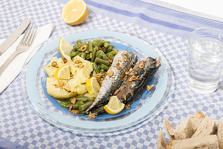 葡萄牙竹鱼餐鲭鱼美食蔬菜土豆桌子柠檬盘子午餐食物豆类图片