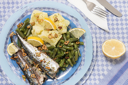 葡萄牙竹鱼餐午餐美食桌子食物土豆柠檬鲭鱼豆类盘子蔬菜图片