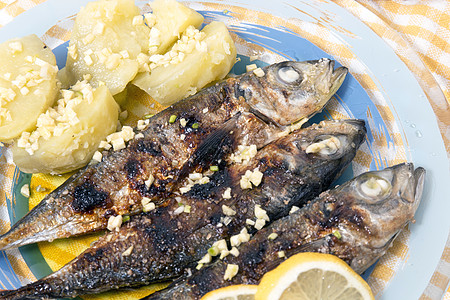 大西洋竹鱼餐桌子食物竹节钓鱼美食土豆鲭鱼海鲜黄色午餐图片