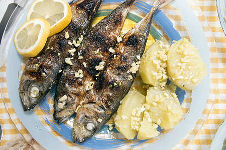 大西洋竹鱼餐营养午餐盘子桌子柠檬竹节土豆食物黄色海洋图片