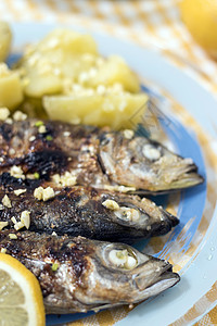 大西洋竹鱼餐海鲜柠檬海洋营养午餐鲭鱼食物盘子桌子黄色图片