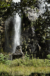 尼泊尔山里的瀑布 在绿色的植物中灌木丛树叶流动苔藓树木山脉石头溪流花朵佛教徒图片