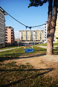 游乐场的空荡秋千童年喜悦天空游戏公园木头闲暇娱乐人口景观图片