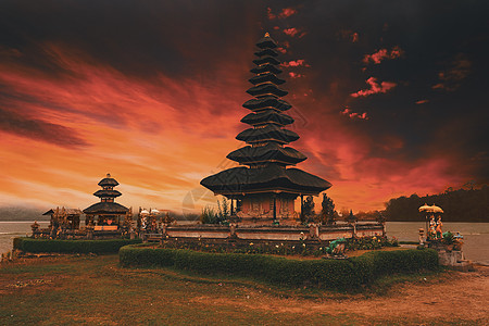 著名的神秘的水神庙 bali寺庙蓝色旅行上帝宗教石头地标天空建筑学历史图片