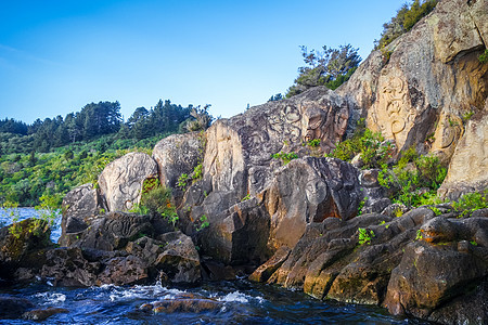 毛利人岩石雕刻 新西兰陶波湖岩画地标天空石头吸引力风景旅行艺术晴天旅游图片