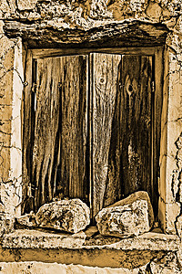 希腊克雷特查马伊托洛村传统房屋的旧瓦德式窗户窗衰变建筑学风化房子剥皮时间木头石头棕褐色废墟图片