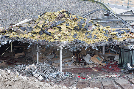 拆除一栋大楼机械建筑保险起重机装修工业碎片废墟瓦砾灰尘图片