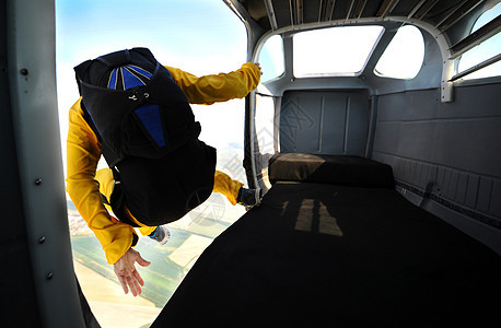 阳光明媚的天气下跳伞行动讲师危险跳伞员空气潜水天空风险翅膀蓝色图片