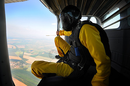 阳光明媚的天气下跳伞航班活动飞机闲暇空气伞兵运动晴天风险跳伞员图片