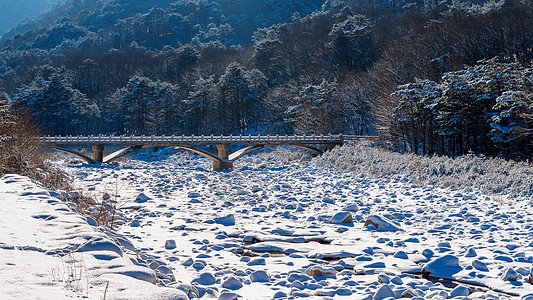 南韩冬季的Seoraksan国家公园天气山脉墙纸爬坡滑雪天空旅行晴天海雾薄雾图片