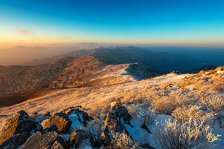 南韩冬雪覆盖的登峰造极山上全景天气旅行爬坡山脉太阳天空木头国家蓝色图片