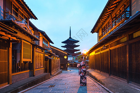 在日本京都的和Sannen Zaka街 亚洲妇女穿着日本传统和服景观旅游神道建筑学街道城市建筑地区地标文化图片