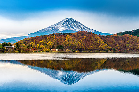 日本的藤山湖和川口子湖火山山梨反射风景地标顶峰场景天空公吨蓝色图片