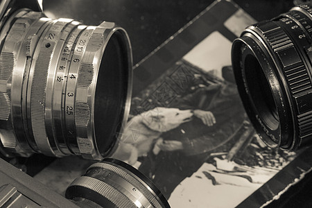 三台旧的三台摄像机合金团体照片金属格式古董反射测距仪玻璃闪光图片