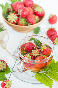 新鲜草莓和夏茶饮料玻璃饮食杯子乐趣用餐生活营养草本植物小吃图片