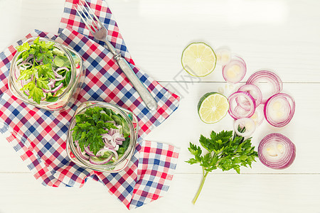 带蔬菜的自制健康沙拉香菜饮食维生素盘子洋葱午餐营养绿色食物节食图片