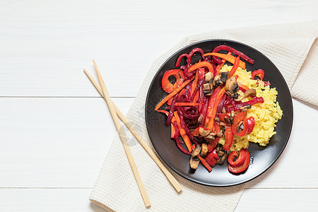 大米和在黑盘上蒸蔬菜胡椒桌子红色沙拉烹饪营养绿色胎盘长官饮食图片