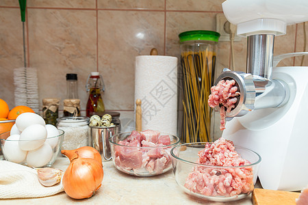 肉食农在煮猪肉碎肉红色工作烹饪香菜加工屠夫蔬菜磨床金属图片