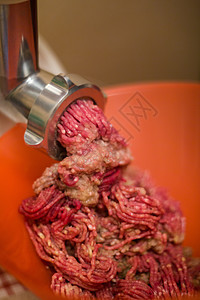 肉粉碎肉研磨机肉馅红色器具摄影食物金属碎肉工作烹饪盘子图片