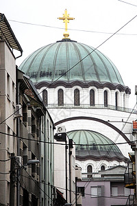 复古街道圣萨瓦寺庙圆顶历史金子白色建筑学宗教城市地标天空景观背景