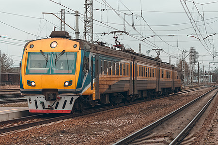 客轮电动列车黄色红色速度交通乘客技术驾驶旅行过境火车图片