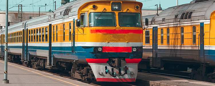 黄黄柴油列车交通黄色红色机车车皮速度火车运动铁路技术图片