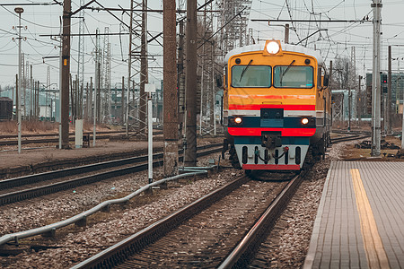 黄黄柴油列车火车机车铁路红色运动乘客柴油机交通黄色技术图片