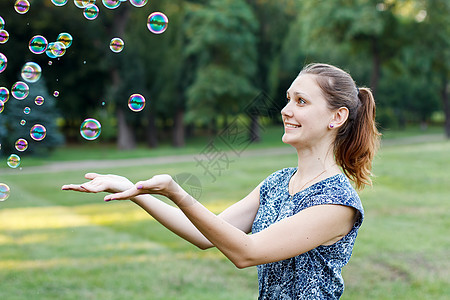 帕里的漂亮女孩手指飞行反射洗涤酒吧女性圆圈乐趣气泡公园图片