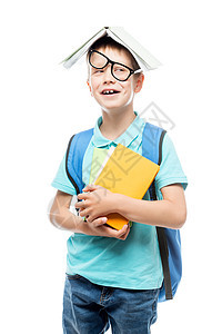 戴眼镜的嬉戏男孩头顶有书 假扮着白巴图片