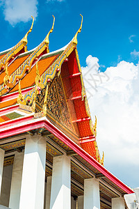 泰国神庙美丽的屋顶 尖尖的顶峰对着TH图片