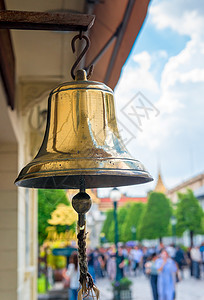 曼谷宫殿附近的大黄铜钟声响起图片