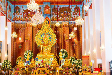 佛寺的美丽祭坛和神的雕塑背景图片