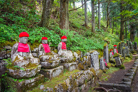 日本雕像纪念碑佛教徒地标历史传统森林寺庙苔藓帽子地藏背景图片