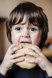 儿童吃大自给面包营养饮食窗户午餐孩子享受活力情感食物小吃图片