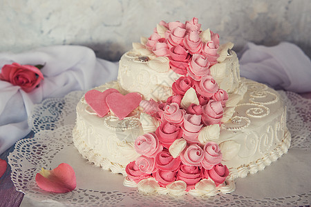 带鲜花的结婚蛋糕奶油生日环境新娘婚姻庆典花束甜点仪式面包图片