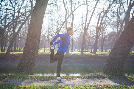 健康的生活方式和运动概念 年轻男性跑步者在寒冷的阳光秋天早晨公园展展慢跑者晴天卫生训练踪迹叶子闲暇保健男人锻炼图片