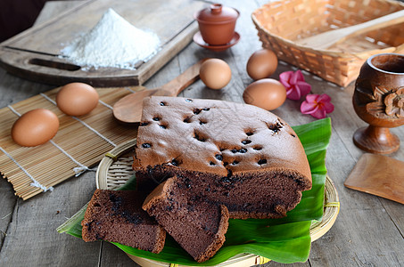 面粉蛋糕台湾海绵蛋糕茶壶面粉糖果糕点篮子小吃木板烹饪面包食物背景