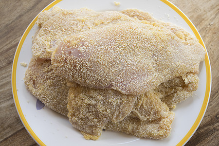 鸡肉切片小块午餐肉片烹饪警戒线面包屑美食油炸食物白色蓝色图片